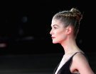 Rosamund Pike con un top knot impreziosito da trecce. (Photo credit: Getty Images)