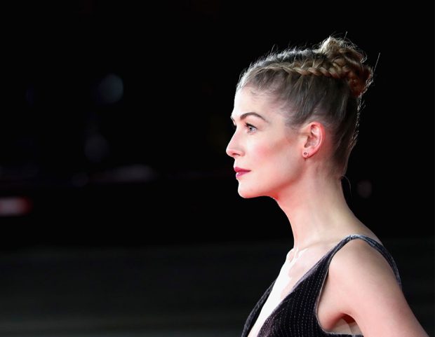 Rosamund Pike con un top knot impreziosito da trecce. (Photo credit: Getty Images)