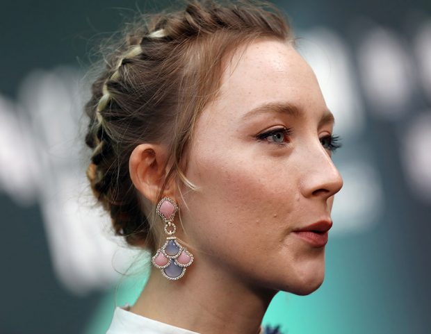 Classica treccia a corona per Saoirse Ronan. (Photo credit: Getty Images)