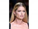 Capelli sleek con riga centrale e fermagli gioiello.