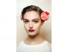 Raccolto con fiori tra i capelli.