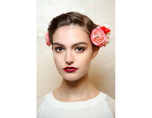 Raccolto con fiori tra i capelli.