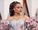 Fiori tra i capelli, smokey eyes e contouring accentuato su Andra Day. (Photo credit: Getty Images)