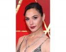 Rossetto scuro e raccolto vintage per Gal Gadot. (Photo credit: Getty Images)