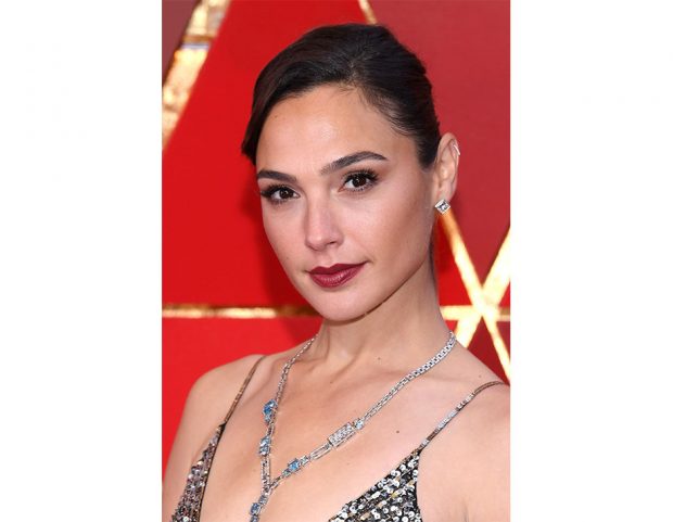 Rossetto scuro e raccolto vintage per Gal Gadot. (Photo credit: Getty Images)