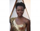 Raccolto prezioso e un tocco di blu sugli occhi di Lupita Nyong’o. (Photo credit: Getty Images)