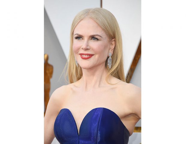 Capelli lisci e scriminatura centrale per l’hairlook firmato & Other Stories e realizzato dalla hair stylist Kylee Heath per Nicole Kidman. (Photo credit: Getty Images)