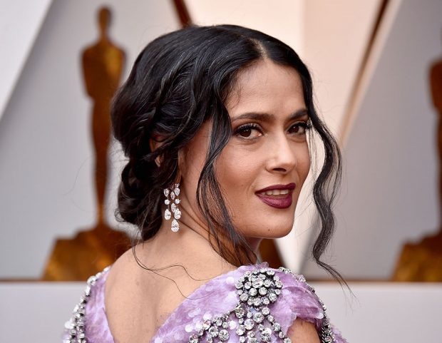 Raccolto romantico e rossetto mauve per Salma Hayek. (Photo credit: Getty Images)