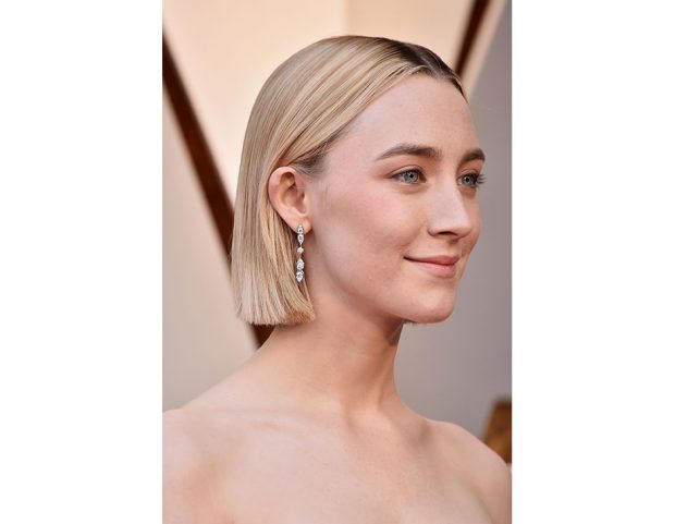 Caschetto geometrico realizzato con i prodotti ghd (Air Hairdryer e Gold 18k Styler) dall’hair stylist Adir Abergel e nude look per Saoirse Ronan. (Photo credit: Getty Images)