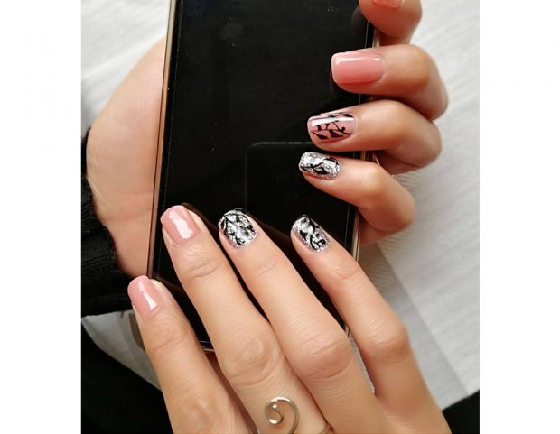 Minimal nail art