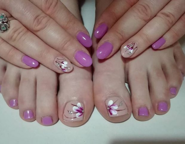 Nail art rosa con fiori di pesco