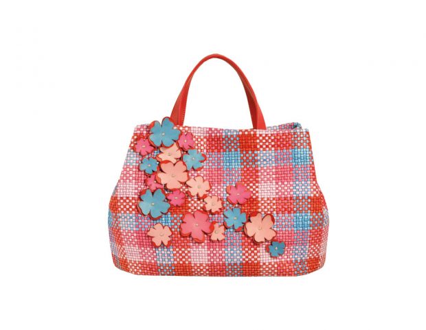 Con fiori applicati