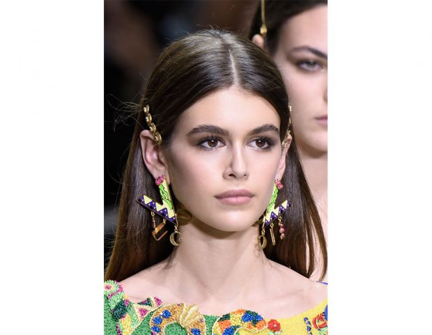 Kaia Gerber per la sfilata di Versace, con i capelli lisci impreziositi da fermagli laterali.