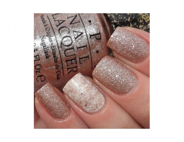 Unghie glitterate con accent nail a contrasto. Photo credit: instagram @carlysisoka