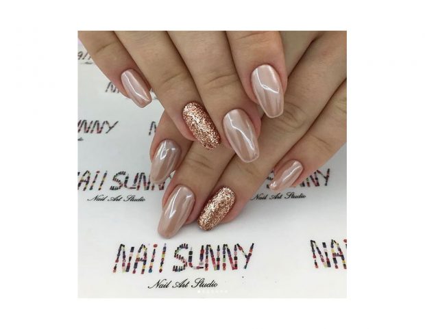 Effetto madreperlato con accent nail glitterata oro rosa. Photo credit: instagram @nail_sunny