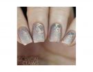 Smalto oro rosa satinato con disegno stamping grigio. Photo credit: instagram @copycatclaws