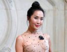 Top knot a effetto spettinato per l’influencer Christelle Lim. Photo credit: Getty Images