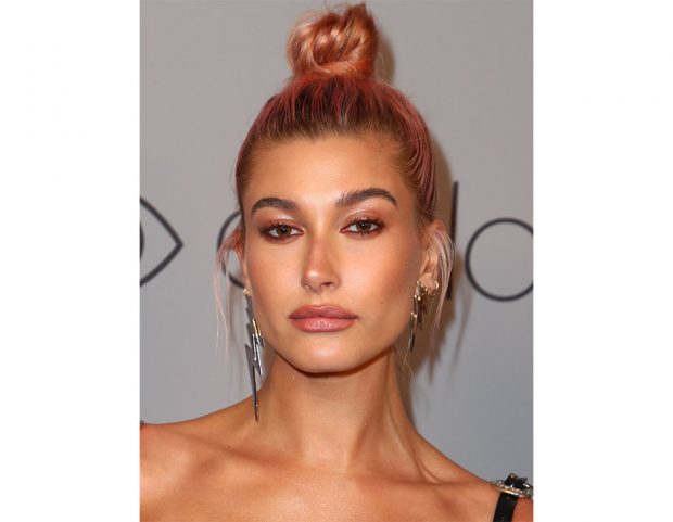 Top knot in versione rosa per Hailey Baldwin. Photo credit: Getty Images