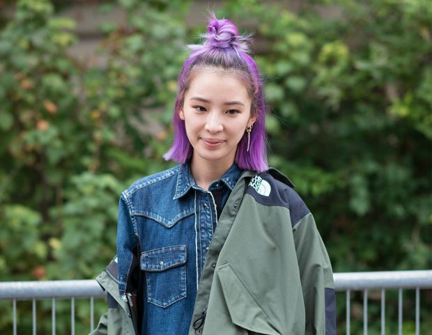 L’influencer Irene Kim ha scelto un mezzo chignon sui suoi capelli medi lilla. Photo credit: Mondadori Photo