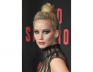 Il top knot alto di Jennifer Lawrence. Photo credit: Getty Images