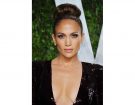 Top knot con volume maxi per Jennifer Lopez. Photo credit: Getty Images