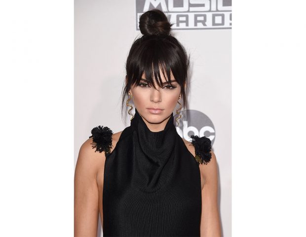 Top knot con frangia per Kendall Jenner. Photo credit: Getty Images