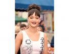 Top knot con morbida treccia a corona per Rihanna. Photo credit: Getty Images