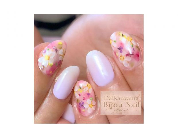 Nail art con fiori veri essiccati. Photo credit: instagram @hikarunail