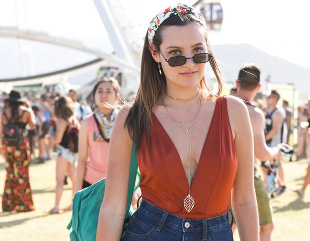 Una fascia tra i capelli e sei subito chic. (Photo credit: Getty Images)