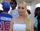 Iggy Azalea ha optato per una coda bassa laterale e radici wet. (Photo credit: Getty Images)