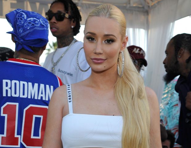 Iggy Azalea ha optato per una coda bassa laterale e radici wet. (Photo credit: Getty Images)