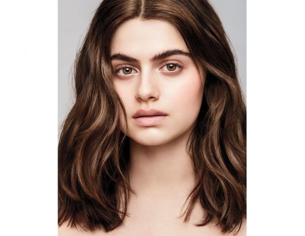 Long bob mosso con riga centrale. (Photo credit: Aveda)