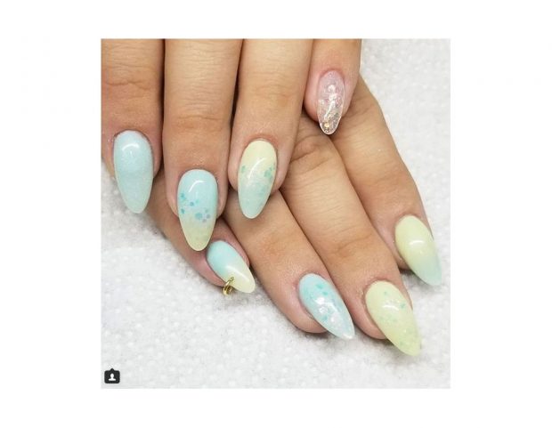 Manicure sfumata nei toni pastello e unghie ovali. (Photo credit: instagram @getnailedbyroxy)