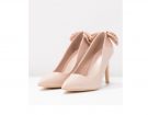 Pumps di vernice con fiocco