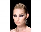 Smokey eyes con ombretto rame metallizzato e eyeliner grafico. (Photo credit: Mondadori Photo)