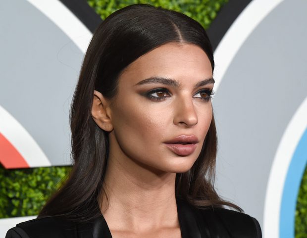 Emily Ratajkovski aggiunge un tocco di rame lungo la rima inferiore. (Photo credit: Getty Images)