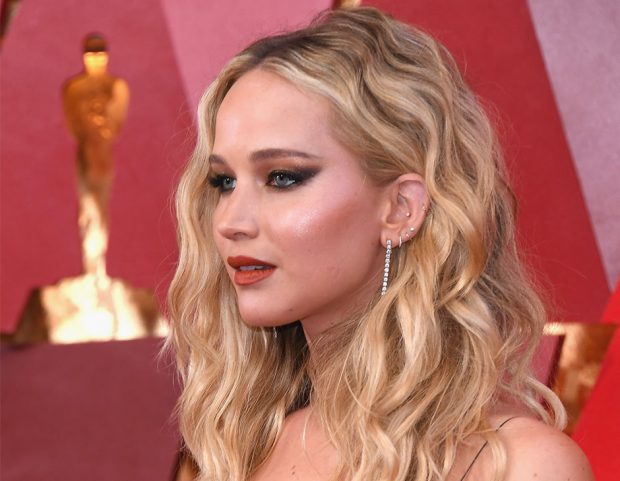 Smokey eyes dalla forma allungata con un tocco di luce color rame per Jennifer Lawrence. (Photo credit: Getty Images)