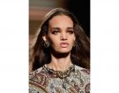Lo smokey eyes nei toni del rame mette in risalto l’abbronzatura. (Photo credit: Mondadori Photo)