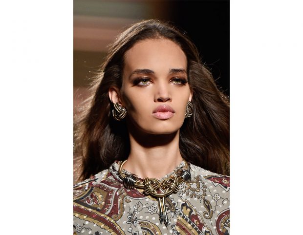 Lo smokey eyes nei toni del rame mette in risalto l’abbronzatura. (Photo credit: Mondadori Photo)