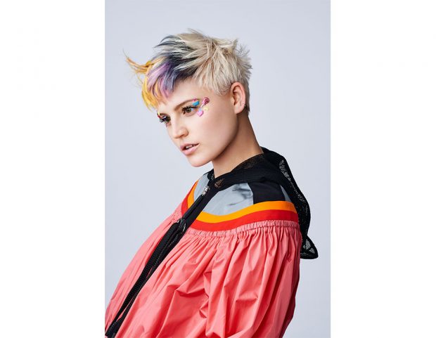 Pixie cut platino con ciuffo multicolor. (Photo credit: z.one concept)