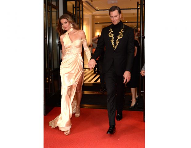 Gisele Bundchen e Tom Brady in Versace (Getty Images)