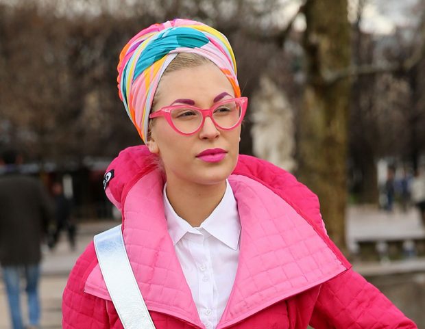 L’influencer Ana Eva Kazic lo sceglie in versione coloratissima, abbinato agli occhiali rétro. (Photo credit: Splashnews)