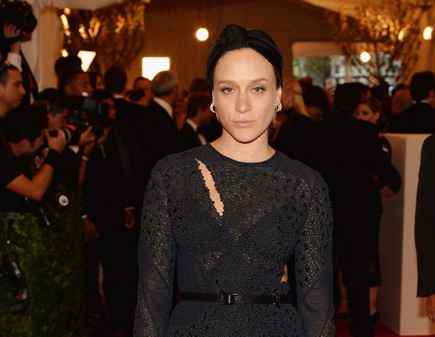 Il turbante elegante e prezioso di Chloé Sevigny. (Photo credit: Splashnews)