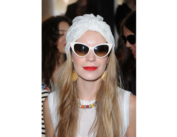 L’influencer Eugenie Niarchos per l’estate lo sceglie in pizzo bianco, con occhiali vintage. (Photo credit: Getty Images)
