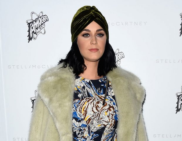 Il turbante in velluto di Katy Perry. (Photo credit: Getty Images)