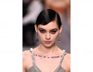 Acconciatura sleek a effetto bagnato.