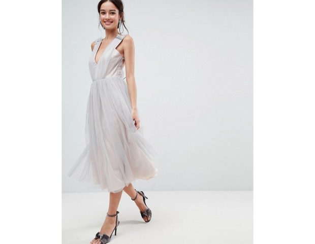 Abito in tulle con spalline decorate