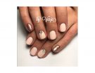 Accent nail con decorazione argentata su smalto nude. (Photo credit: Instagram @varvarakravetc)