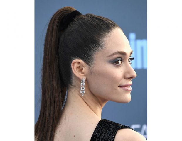 Il fermacoda in tessuto in versione sofisticata sull’attrice Emmy Rossum. (Photo credit: Getty Images)