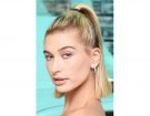 Hailey Baldwin ama portare l’elastico per capelli a vista. (Photo credit: Getty Images)